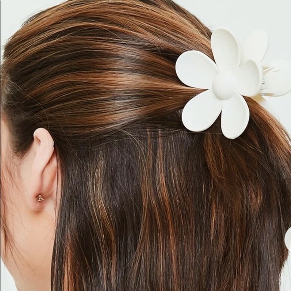 Accessories - n e w | white flower hair claw ⭐️